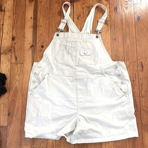 Vintage St.John’s Bay white overall shorts